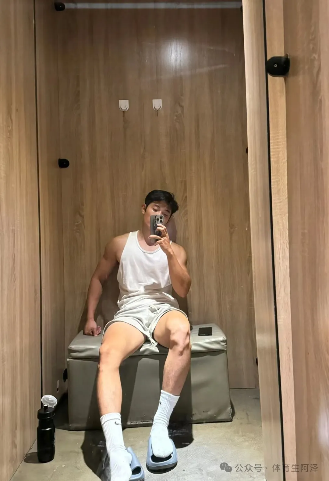 185 黑皮白袜体育生,八块腹肌超迷人,更衣室大片写真好诱惑...... 185 黑皮白袜体育生,八块腹肌超迷人,更衣室大片写真好诱惑......