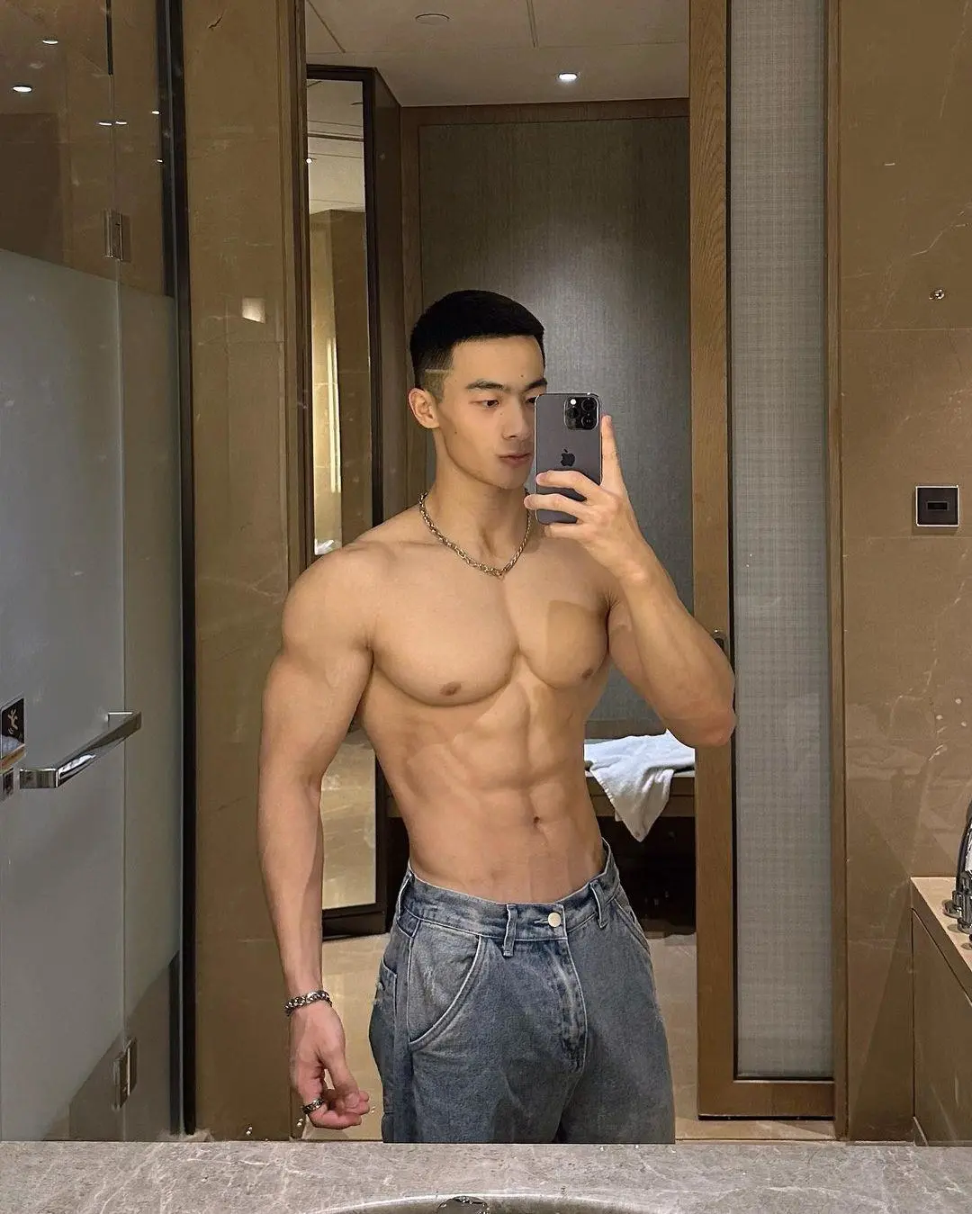 摄影师刘京的男人们，宽肩细腰翘臀是标配