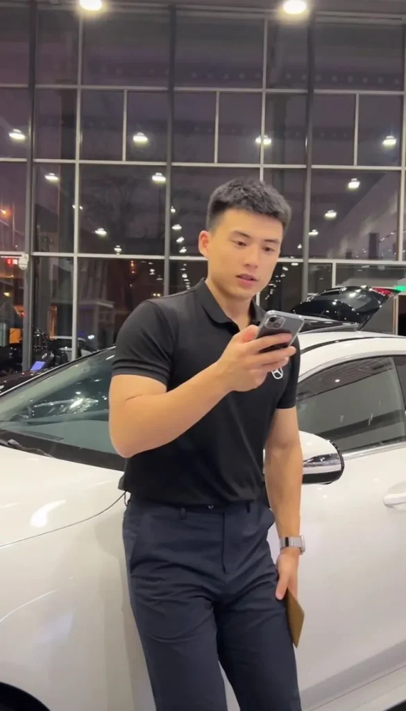 奔驰正装男主播争议事件？他本人直播回应了！