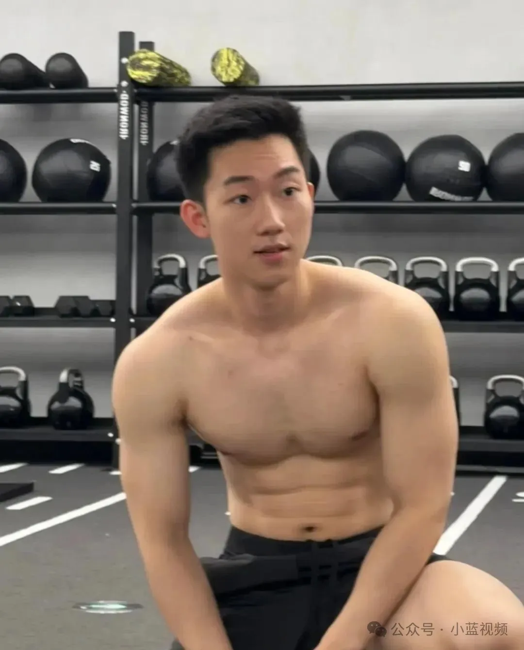 02 年退役兵哥哥，阳光型男颜值身材双在线！