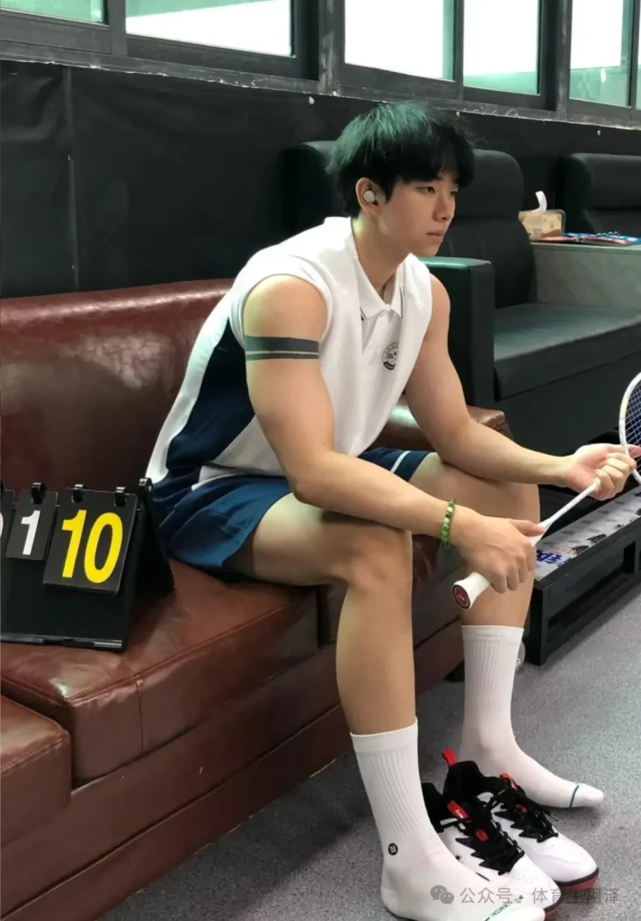 185 白袜体育生，白袜长腿太诱惑，属于男大的时代来啦........