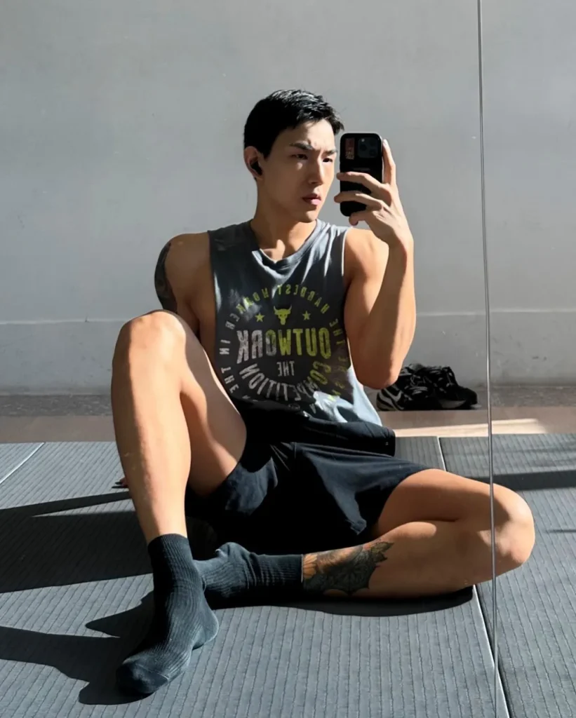 黑皮迷彩肌肉男下海拍大片！这兵哥长腿硬照撩翻全网！