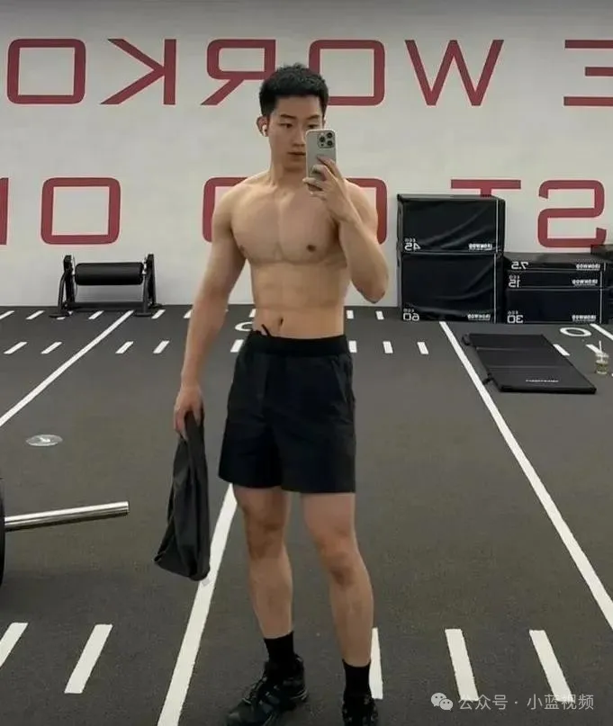 02 年退役兵哥哥，阳光型男颜值身材双在线！