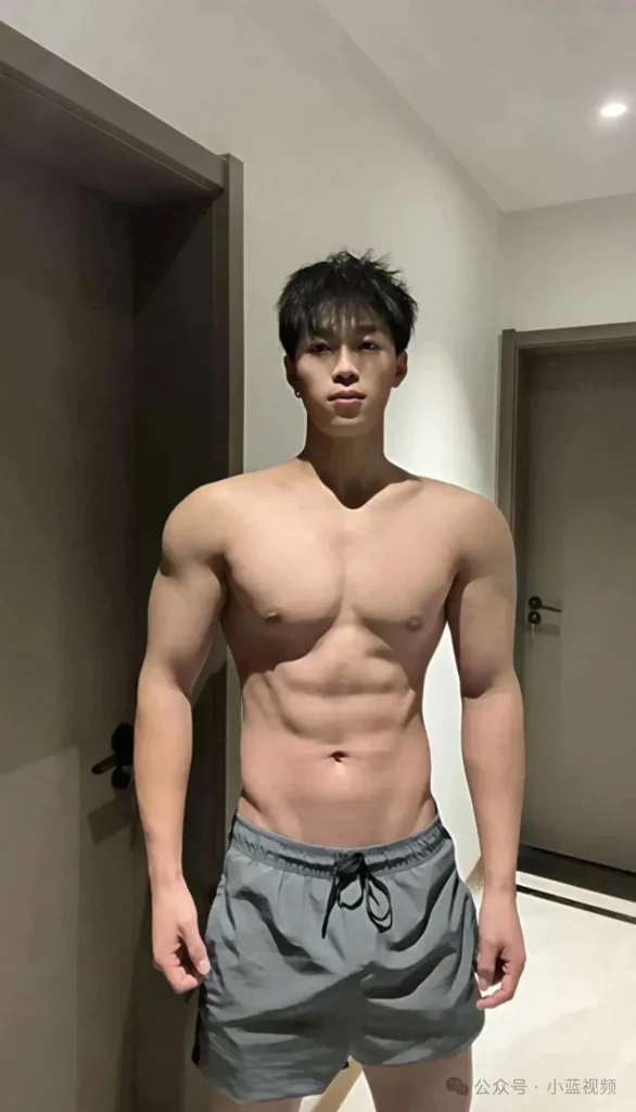 满活力 19，鲨鱼线腹肌田径运动员！