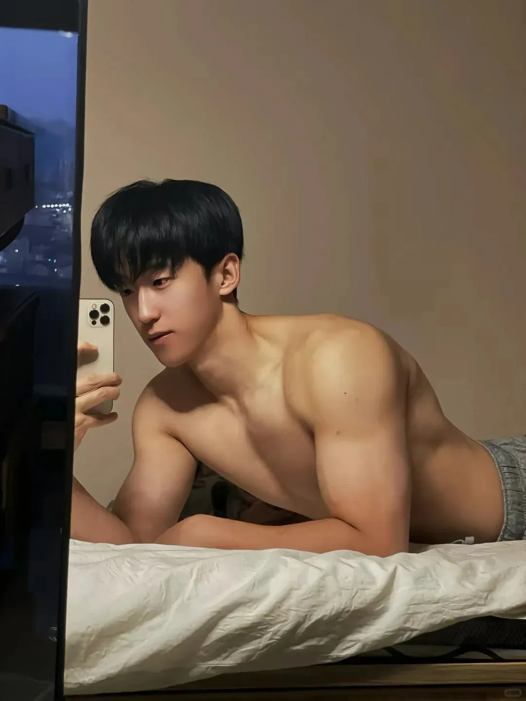 篮球场上的斯文大长腿男孩，阳光活力征服球场！