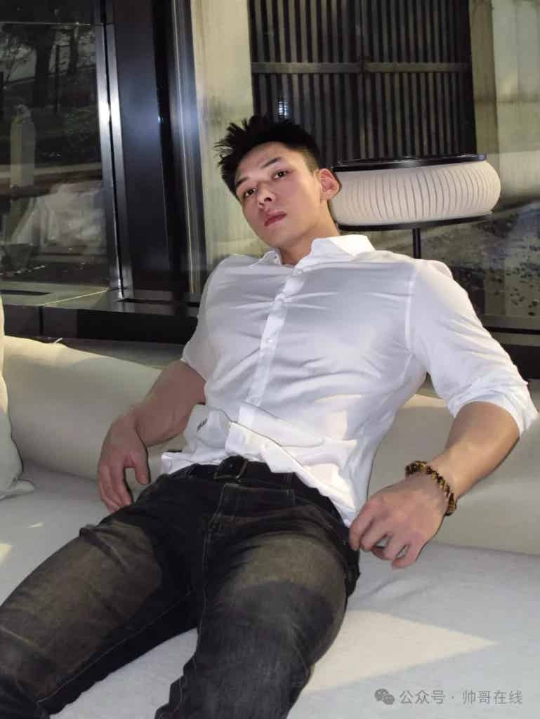 胸肌够大的男生穿衬衫，撑起来的都是张力啊！