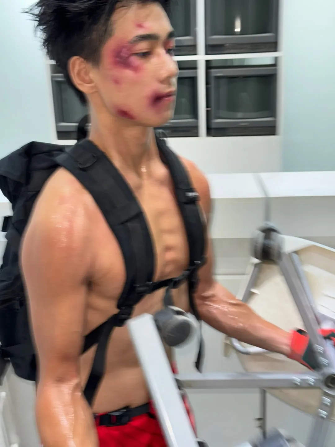 00 后黑皮薄肌男神上线！这身腱子肉太上头了！