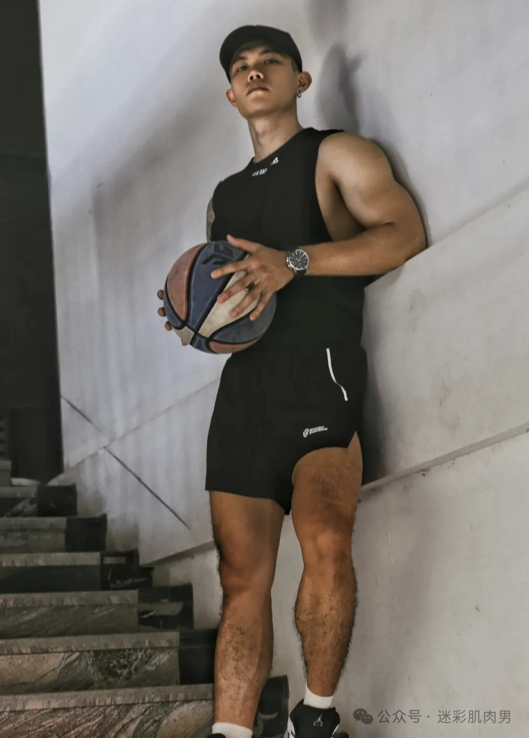 楼道里的腹肌小哥！
