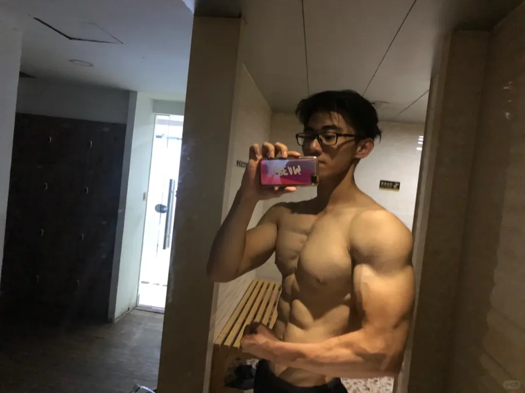 肌肉维度震撼全场，健体冠军小哥哥漫画般的肌肉！
