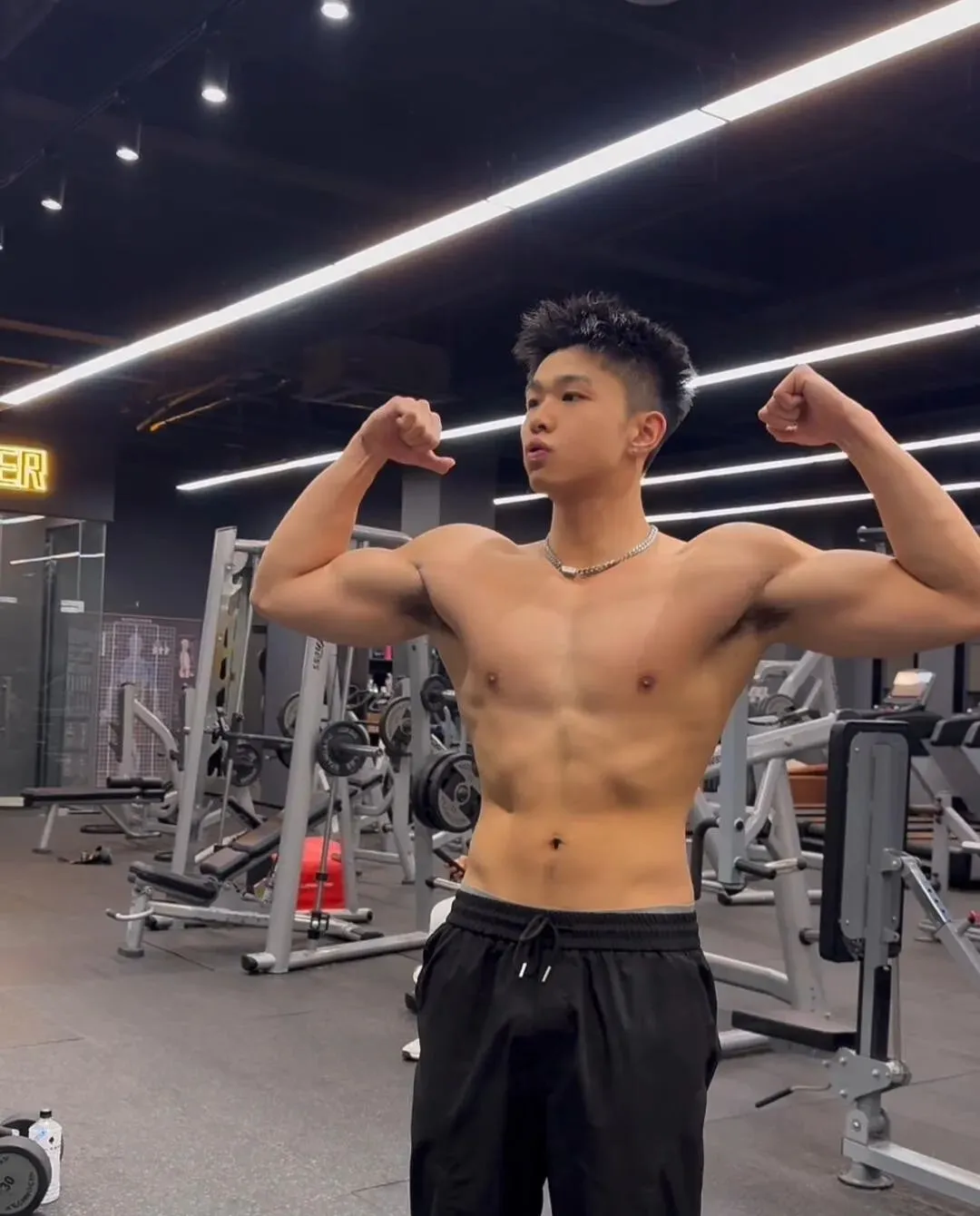 192cm 少年感肌肉帅哥，大鼻子伴郎哥哥！