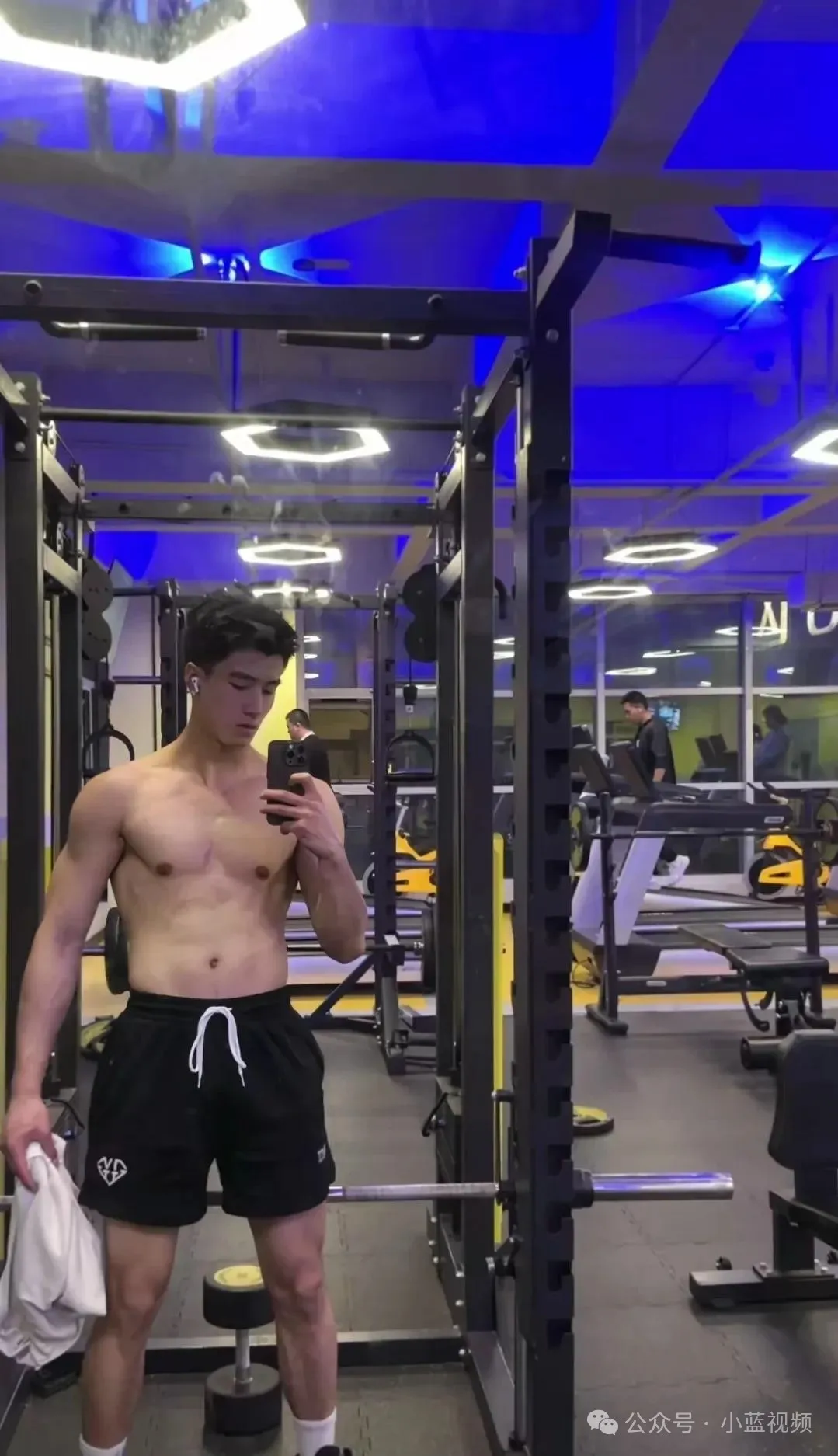 痞帅忧郁型男，肌肉曲线流畅俊美！