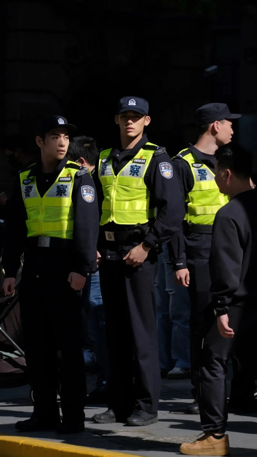 上海街头的特警一个比一个帅！五一你不来看看？