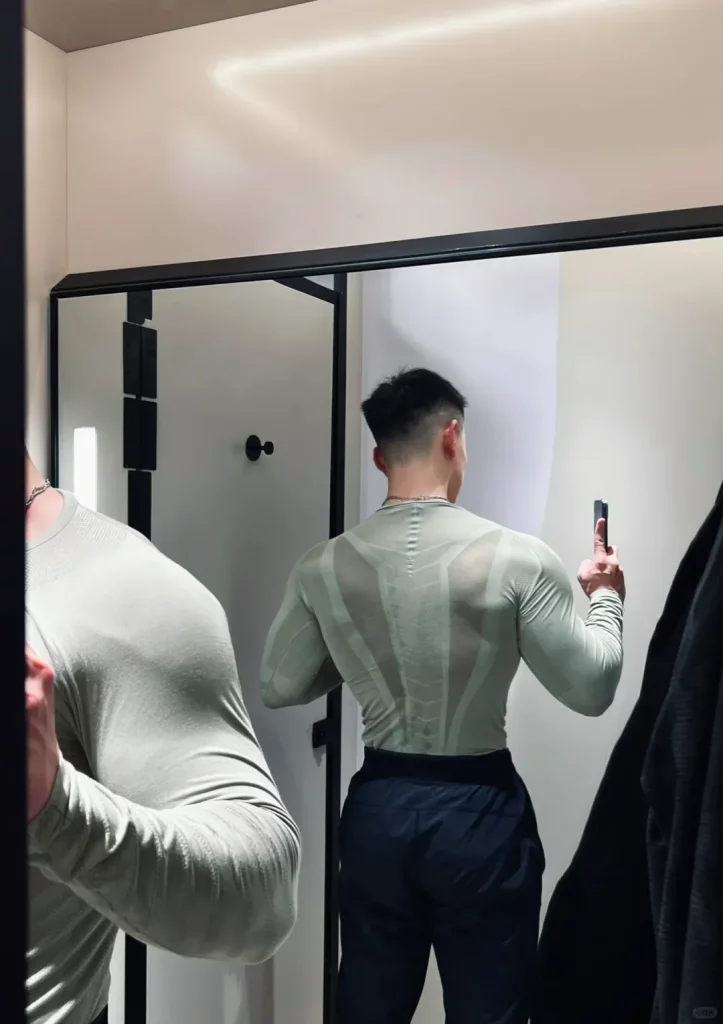 宽背窄腰白袜，183cm 肌肉型男秀完美身材迎接秋天