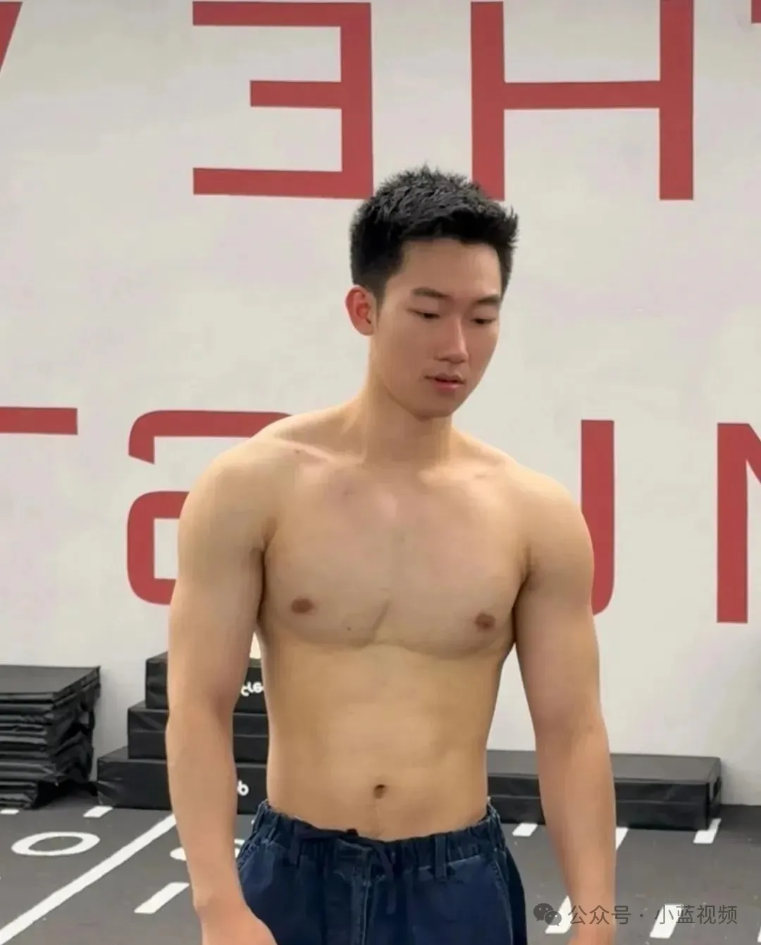 02 年退役兵哥哥，阳光型男颜值身材双在线！