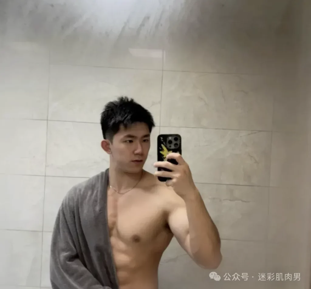 健身房脱衣的运动男，洗澡样子让人爱！