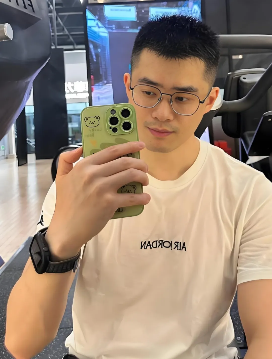 男生别嫌弃“两边铲短”发型，新年剪这 3 款，让你秒变帅气型男！