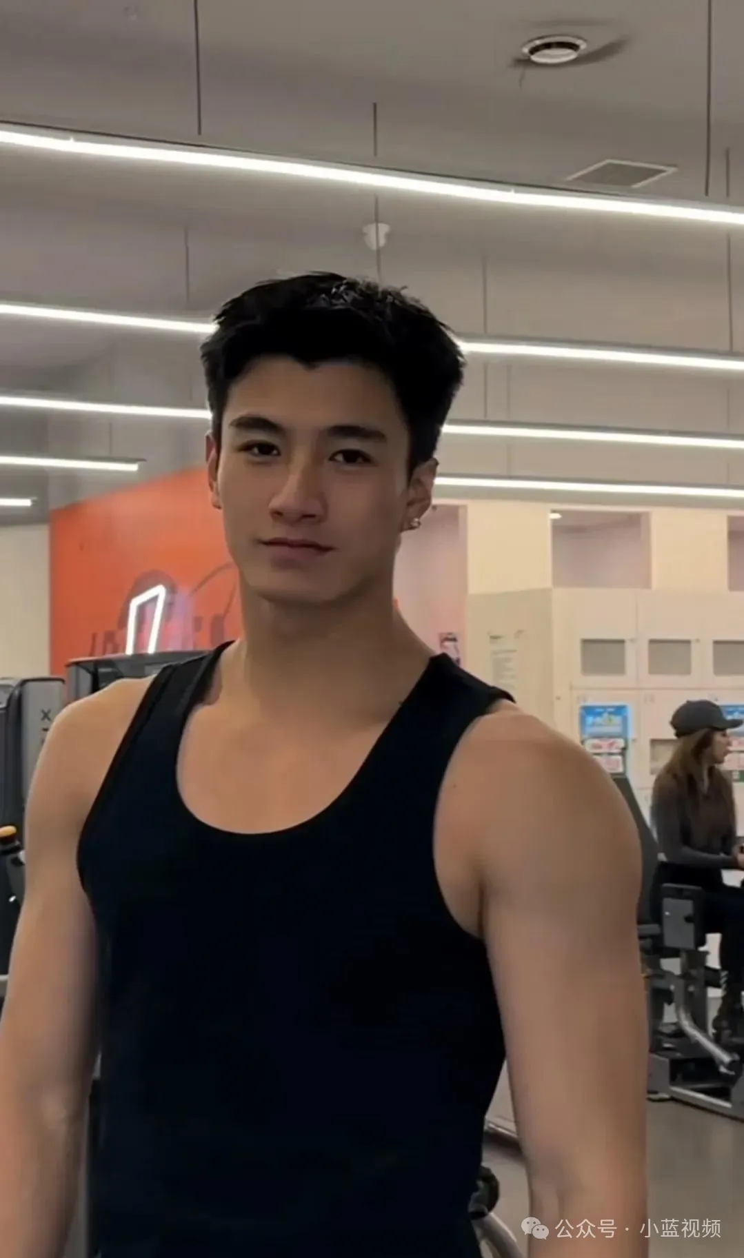 痞帅忧郁型男，肌肉曲线流畅俊美！