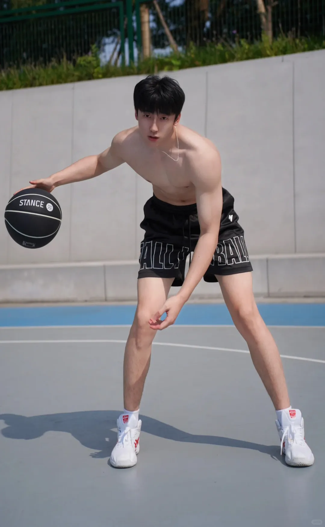 篮球场上的斯文大长腿男孩，阳光活力征服球场！