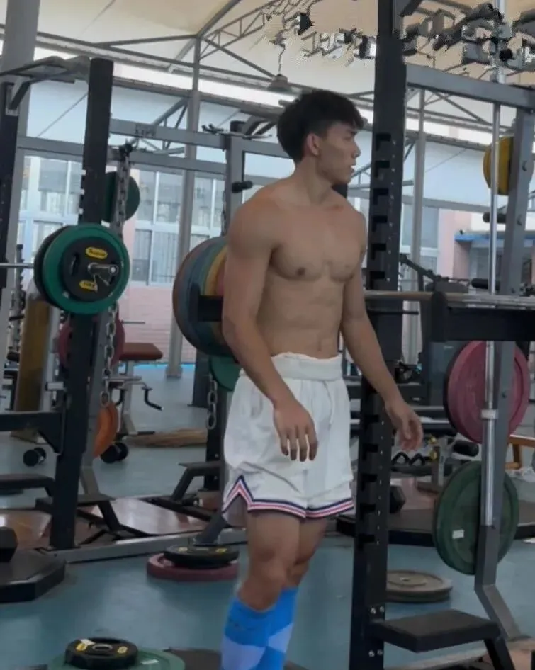 187CM 黑皮腹肌高弹猛男，广东大盘肌！