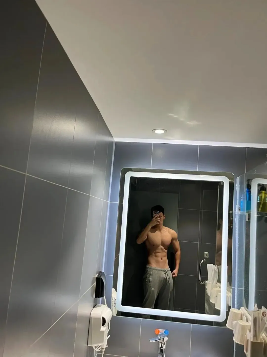 05 后的弟弟长这样了，穿灰裤子还这么好看
