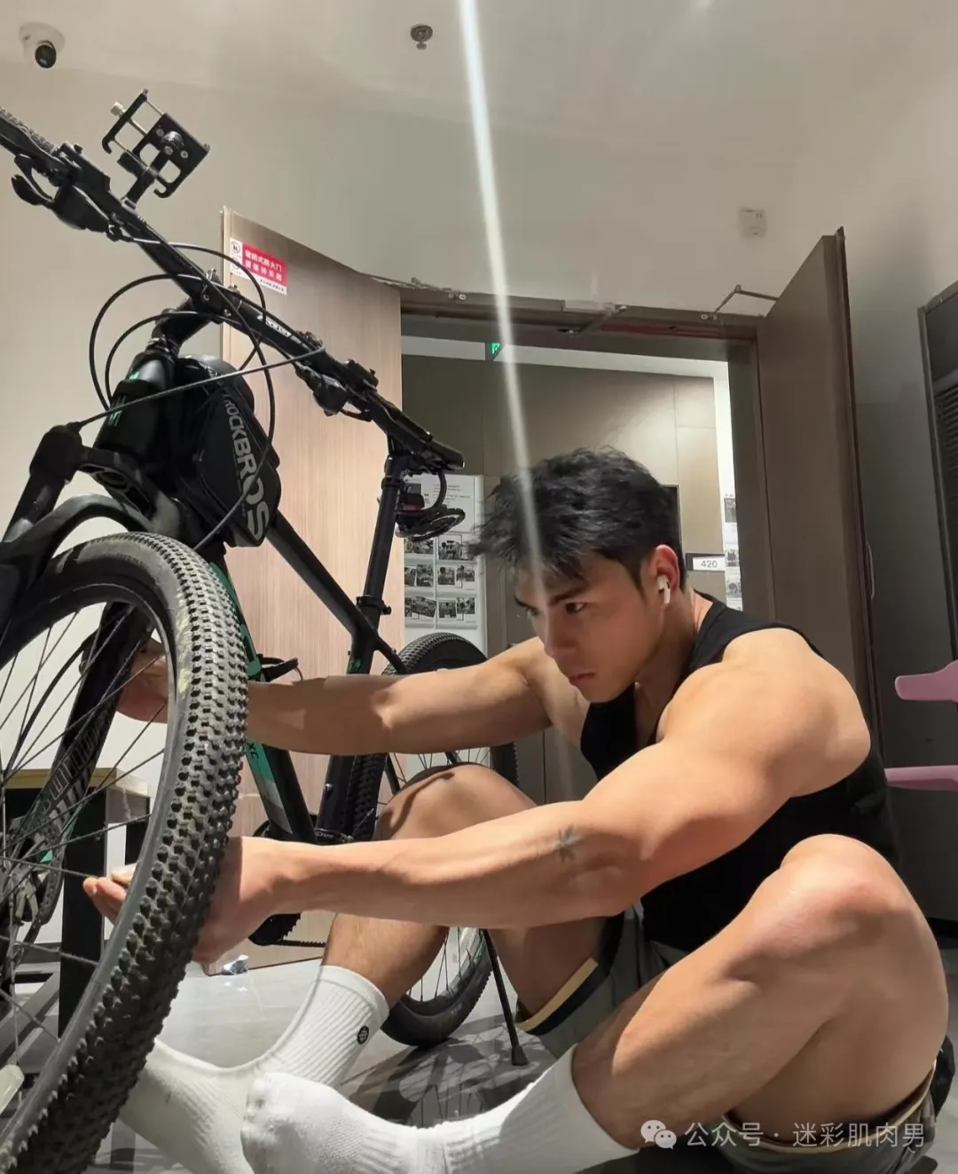 穿紧身裤的运动男长的真好看，粗壮长腿太太显眼了！
