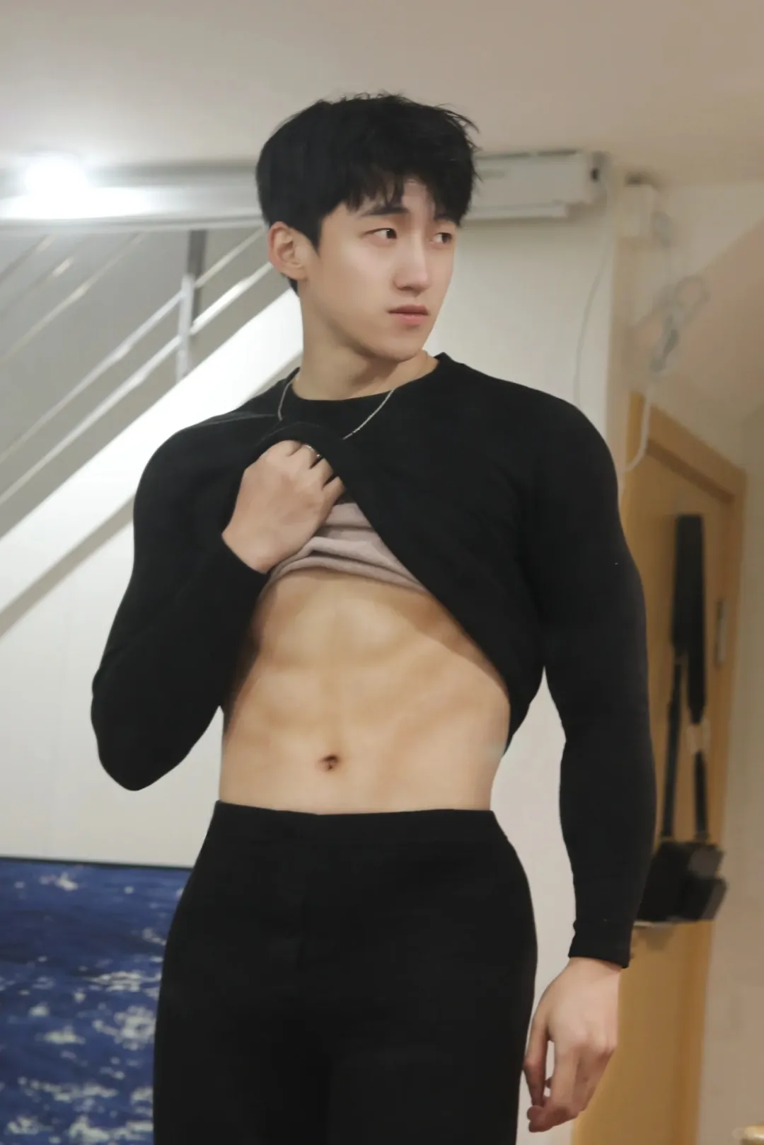 篮球场上的斯文大长腿男孩，阳光活力征服球场！