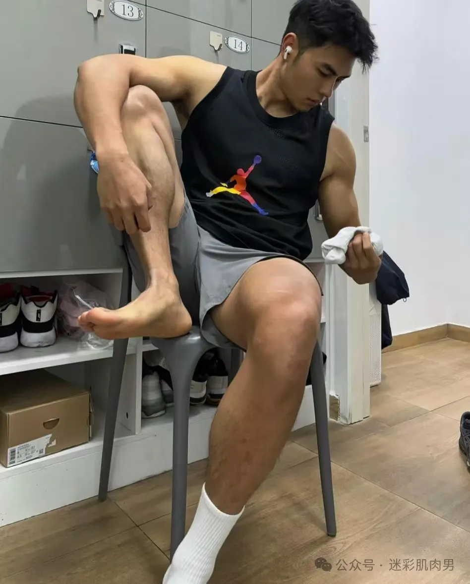 穿紧身裤的运动男长的真好看，粗壮长腿太太显眼了！