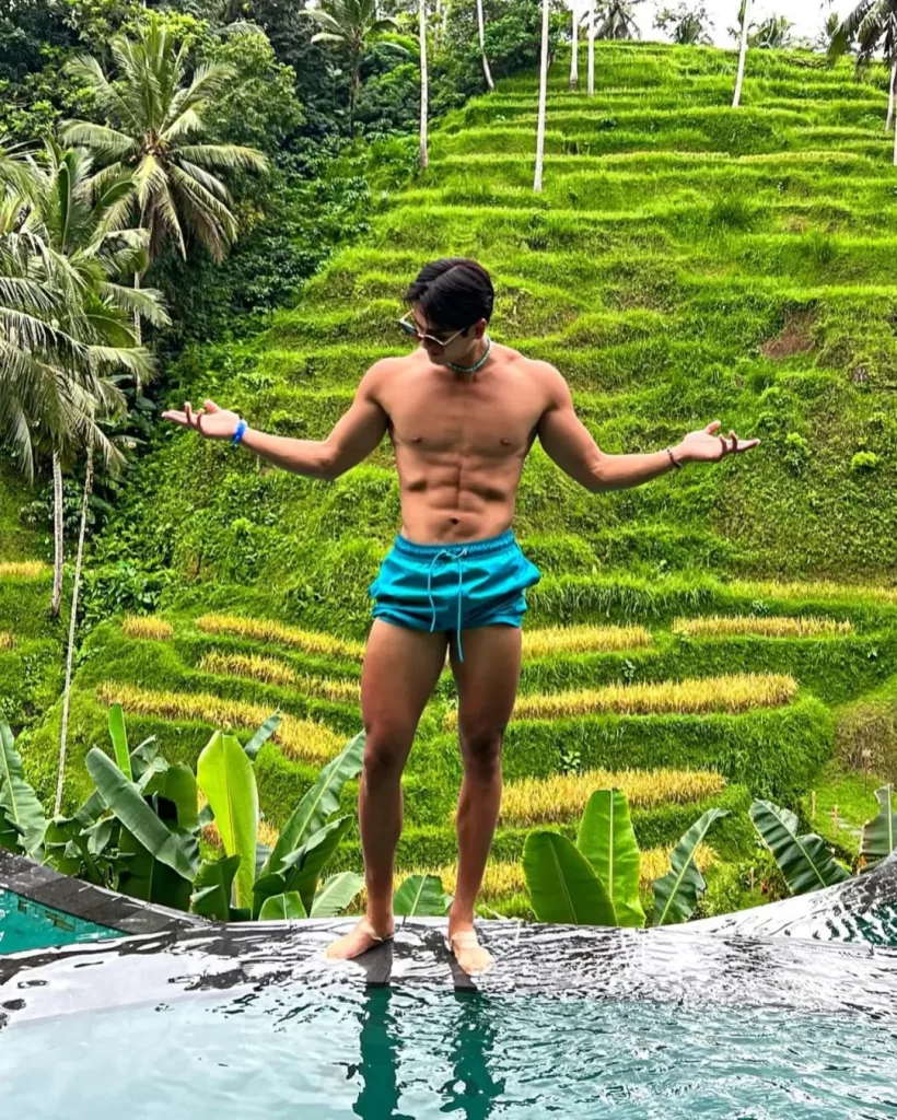 黑皮健身大神亮色泳裤海滩秀肌肉，身材太撩了！