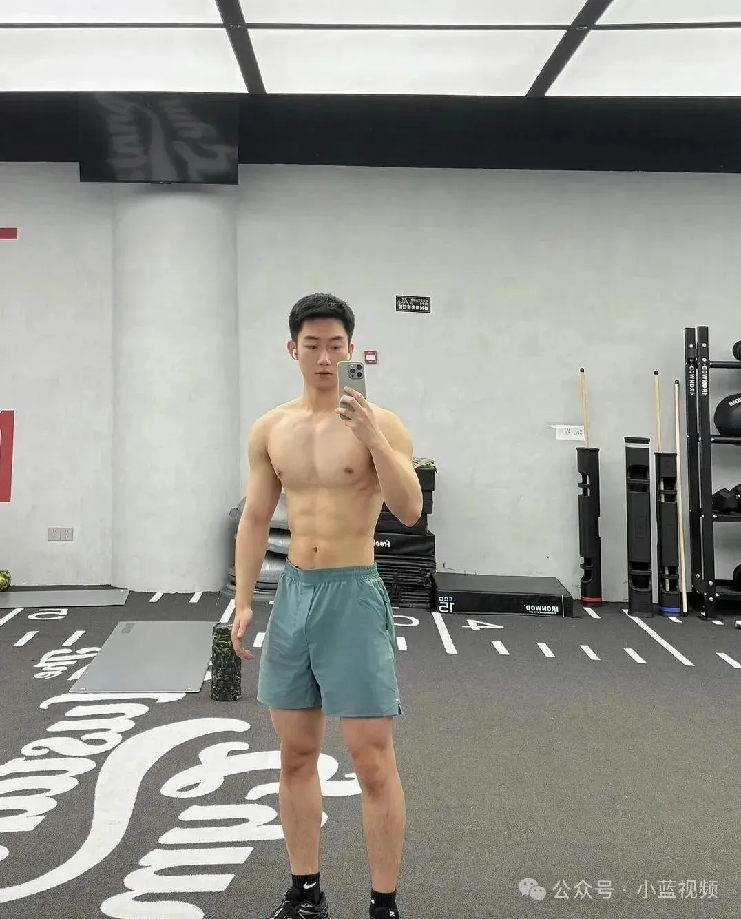 02 年退役兵哥哥，阳光型男颜值身材双在线！