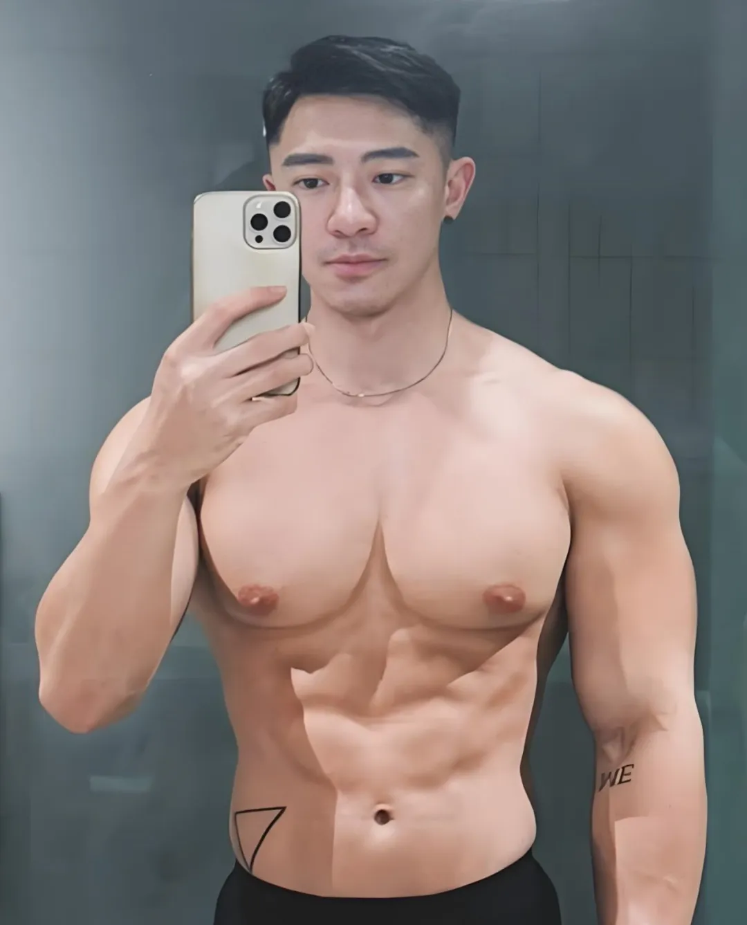 40 岁男人别乱剪发型了！这 3 款造型轻熟帅气，尽显硬朗型男魅力！