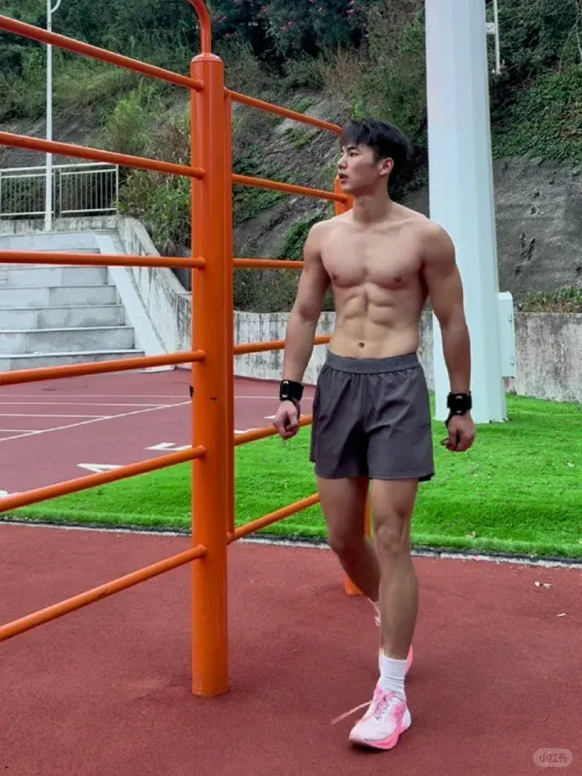 斩男又斩女！第一批回村的肌肉体育生，凭腹肌成了孩子王