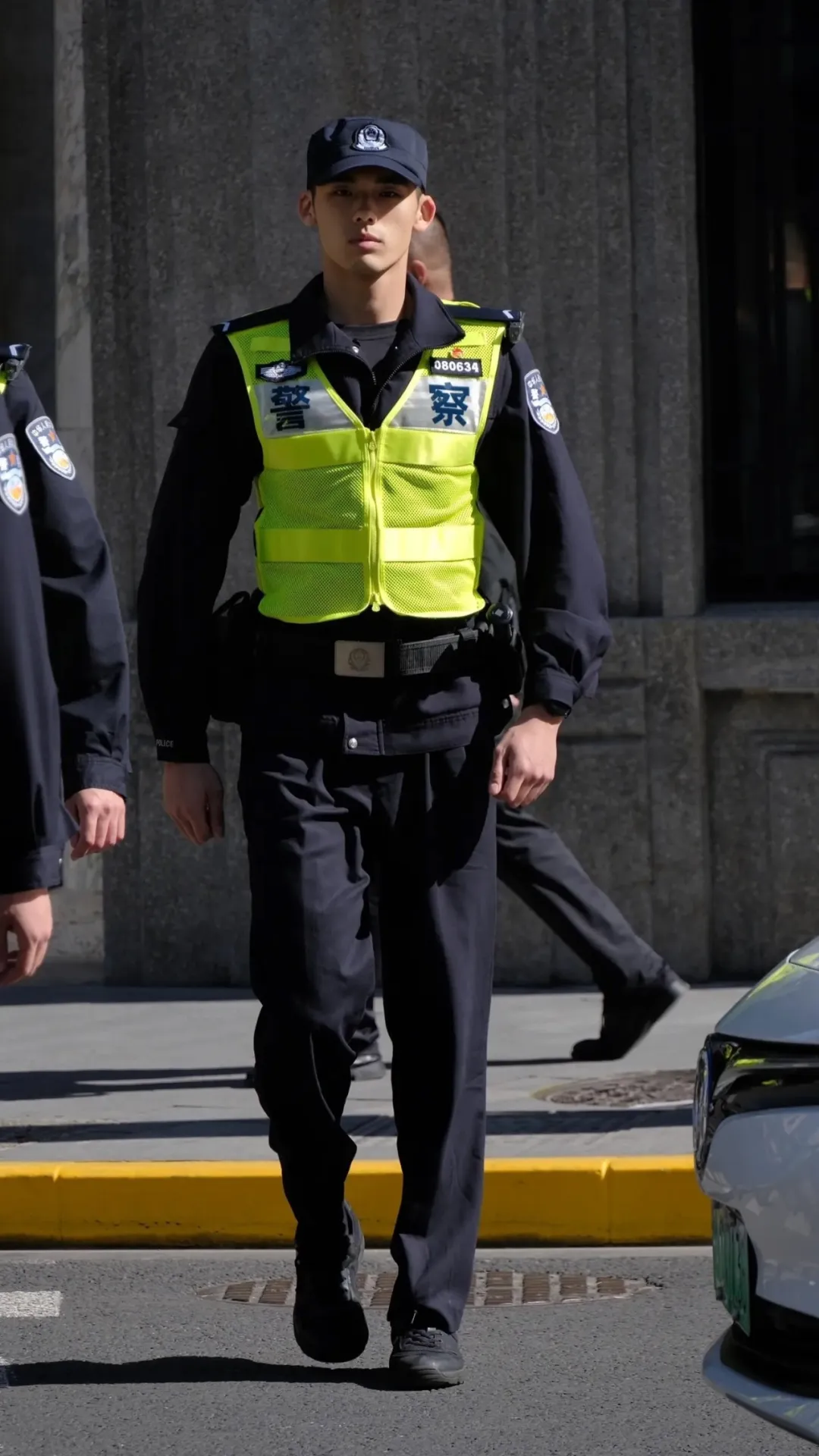 上海街头的特警一个比一个帅！五一你不来看看？