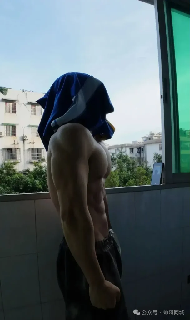 185cm 东北黑皮体育生，壁垒分明的肌肉！