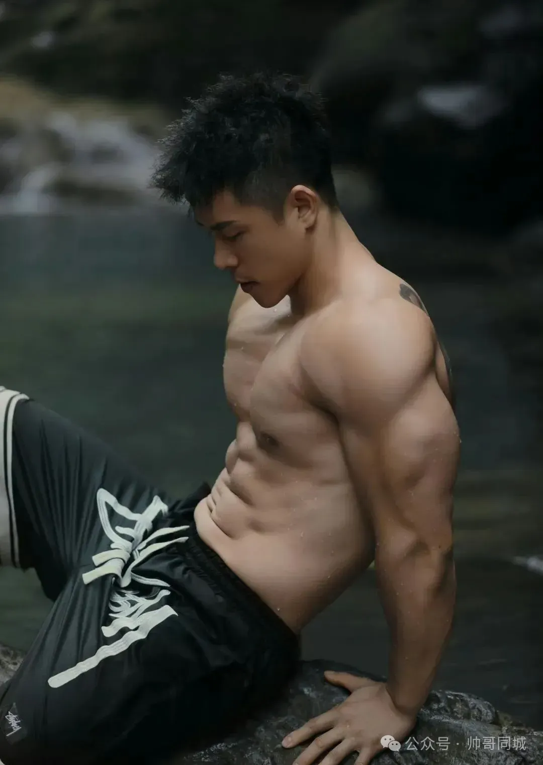 183cm 体育生猛男野外游泳