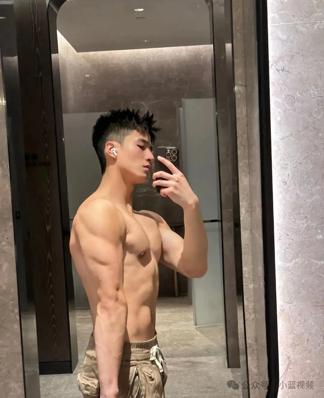 痞帅忧郁型男，肌肉曲线流畅俊美！