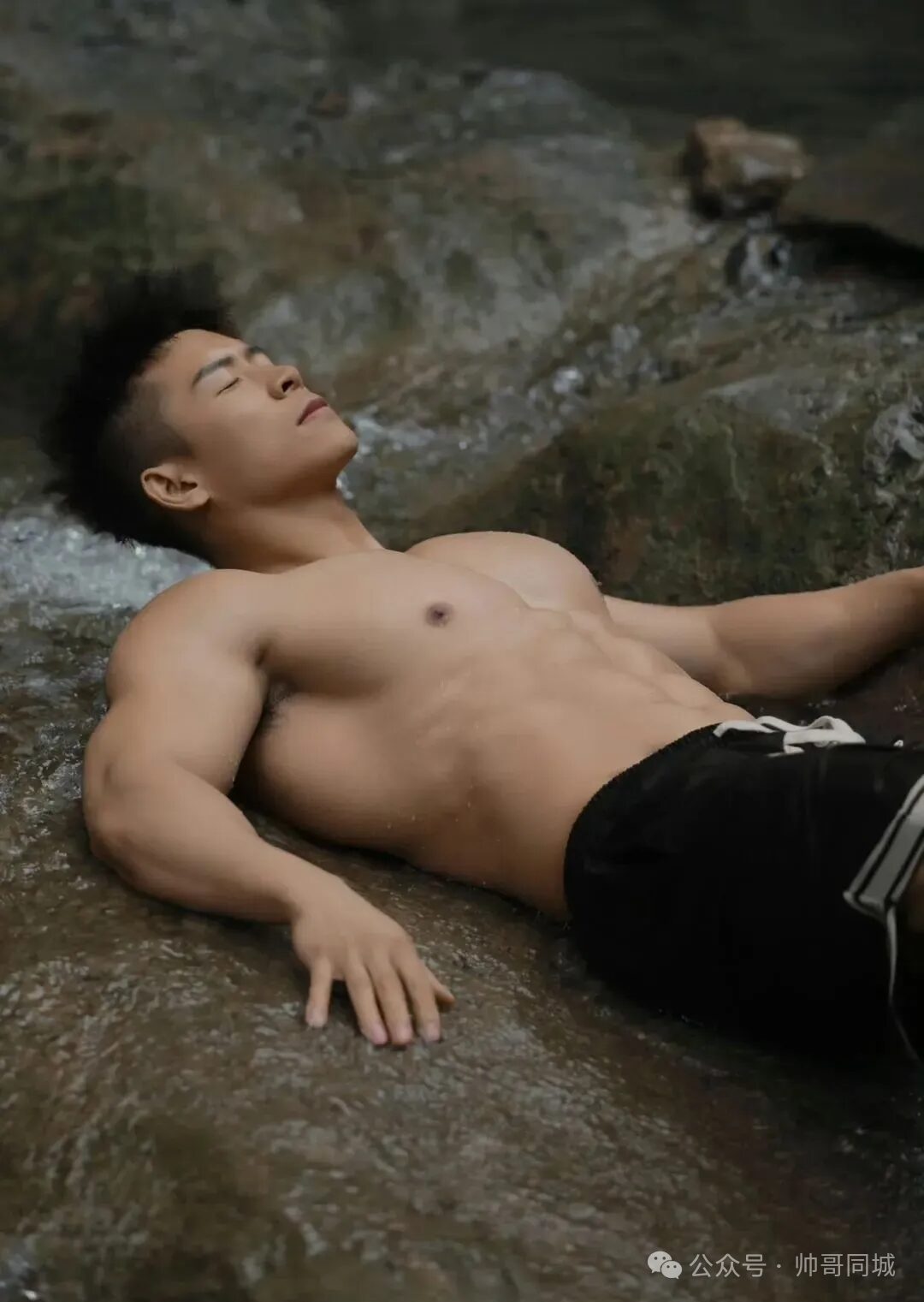 183cm 体育生猛男野外游泳