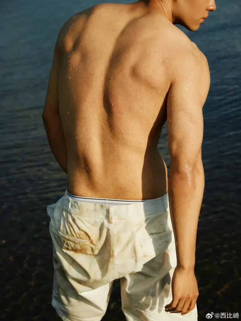 阳光帅气的肌肉网红写真晒完美身材，超高颜值配上胸肌和腹肌帅的有点过分