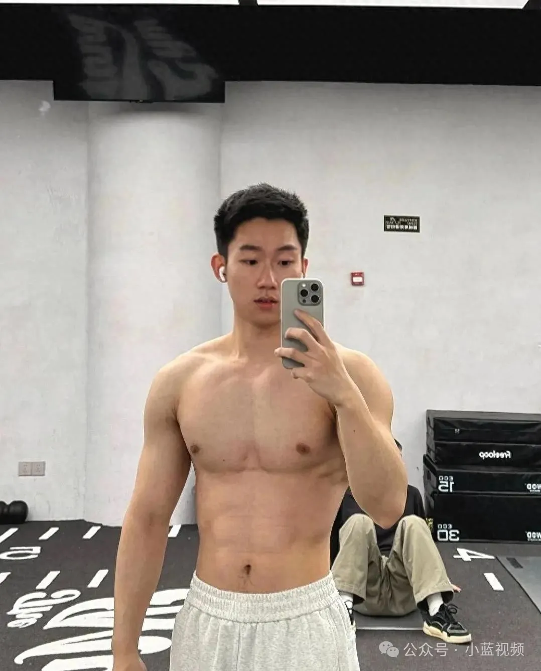 02 年退役兵哥哥，阳光型男颜值身材双在线！