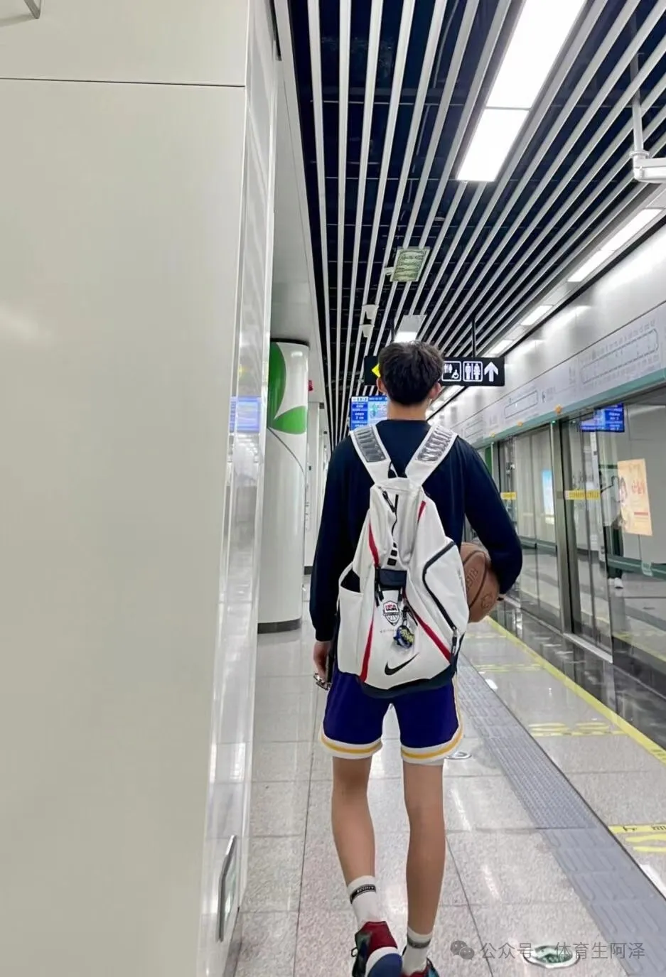 185 黑皮篮球体育生，上演三人行片段，现实版燃冬........