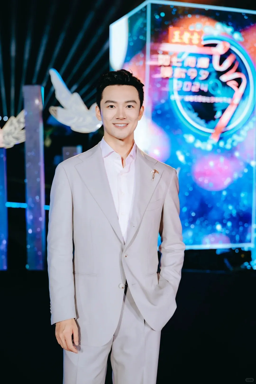 春晚正装男主持长太帅又火了！他今年 38 岁了，你敢信吗？