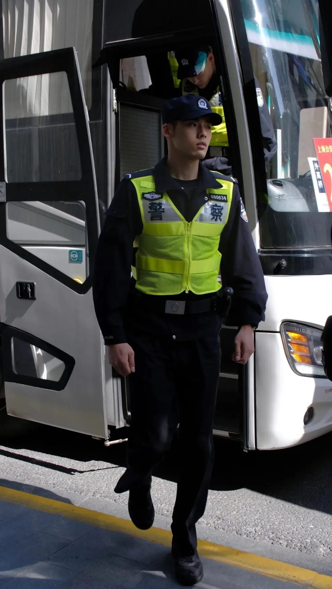 上海街头的特警一个比一个帅！五一你不来看看？