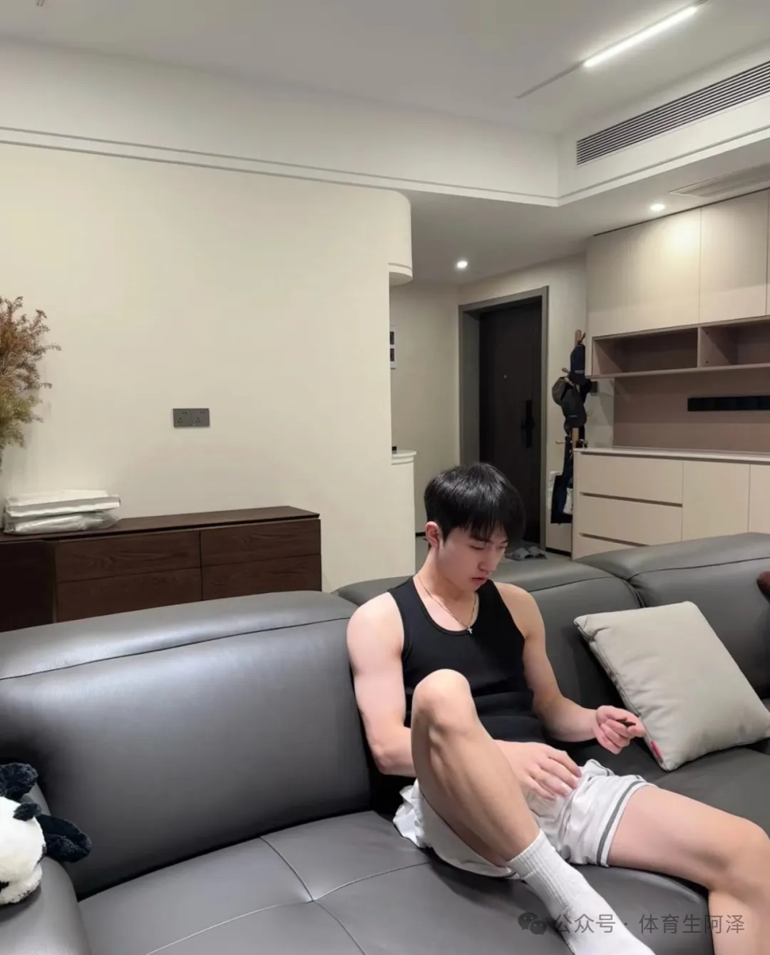 185 白皮体育生男大，健身房拍照太诱惑，白袜是流量密码.......