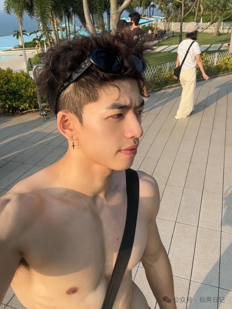 时隔两年，这个 188cm 体育生男大回来了……