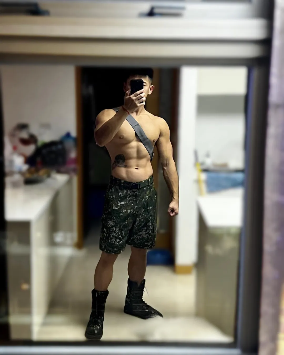 肌肉小哥爆火！这腱子肉顶奶挑战，硬核实力秀肌惊艳全场