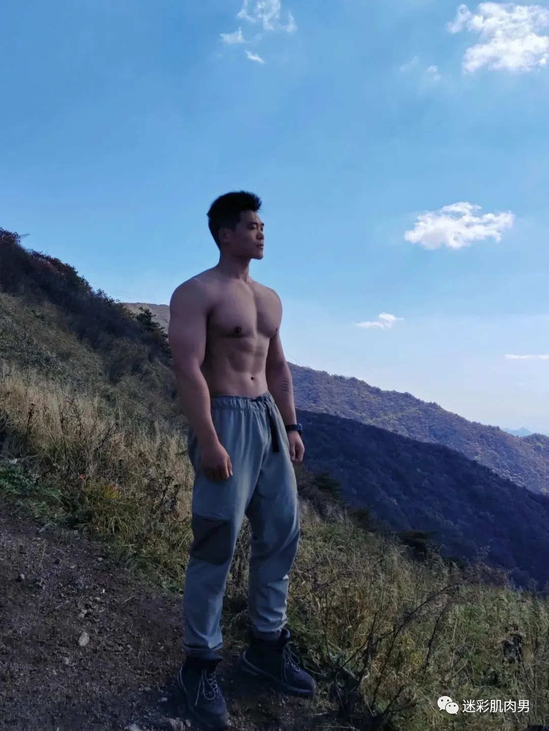 黝黑肌肉型男长得太好了，男人味十足！