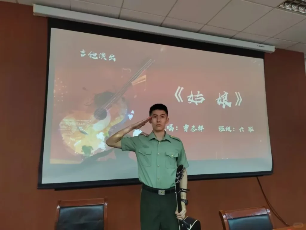 迷彩型男 " 私教！长的太帅啦！
