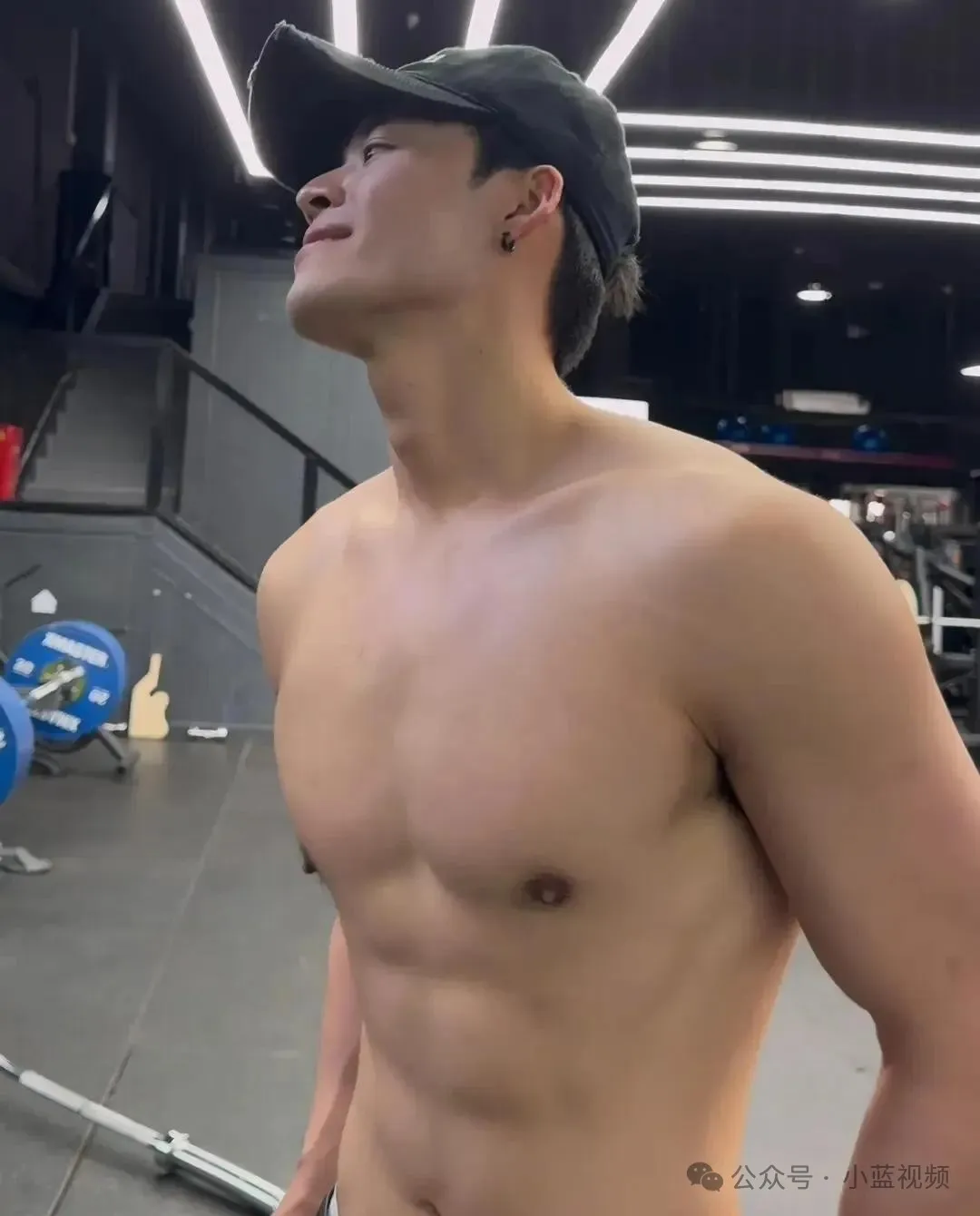 海军退役帅气大男孩，麒麟臂身材线条真好看！
