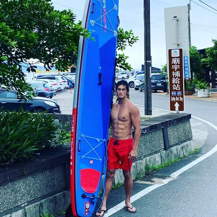 轻艇选手，野性长发完美搭配巧克力腹肌，这腱子肉满溢划艇