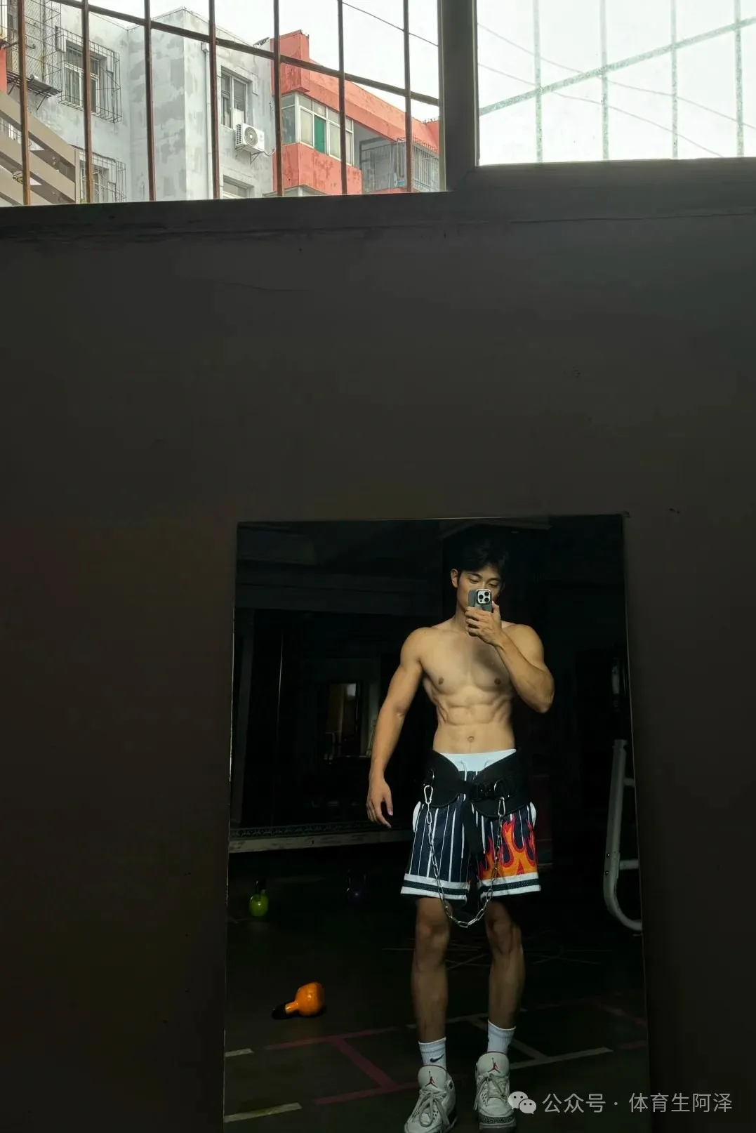 185 黑皮白袜体育生，八块腹肌超迷人，更衣室大片写真好诱惑......