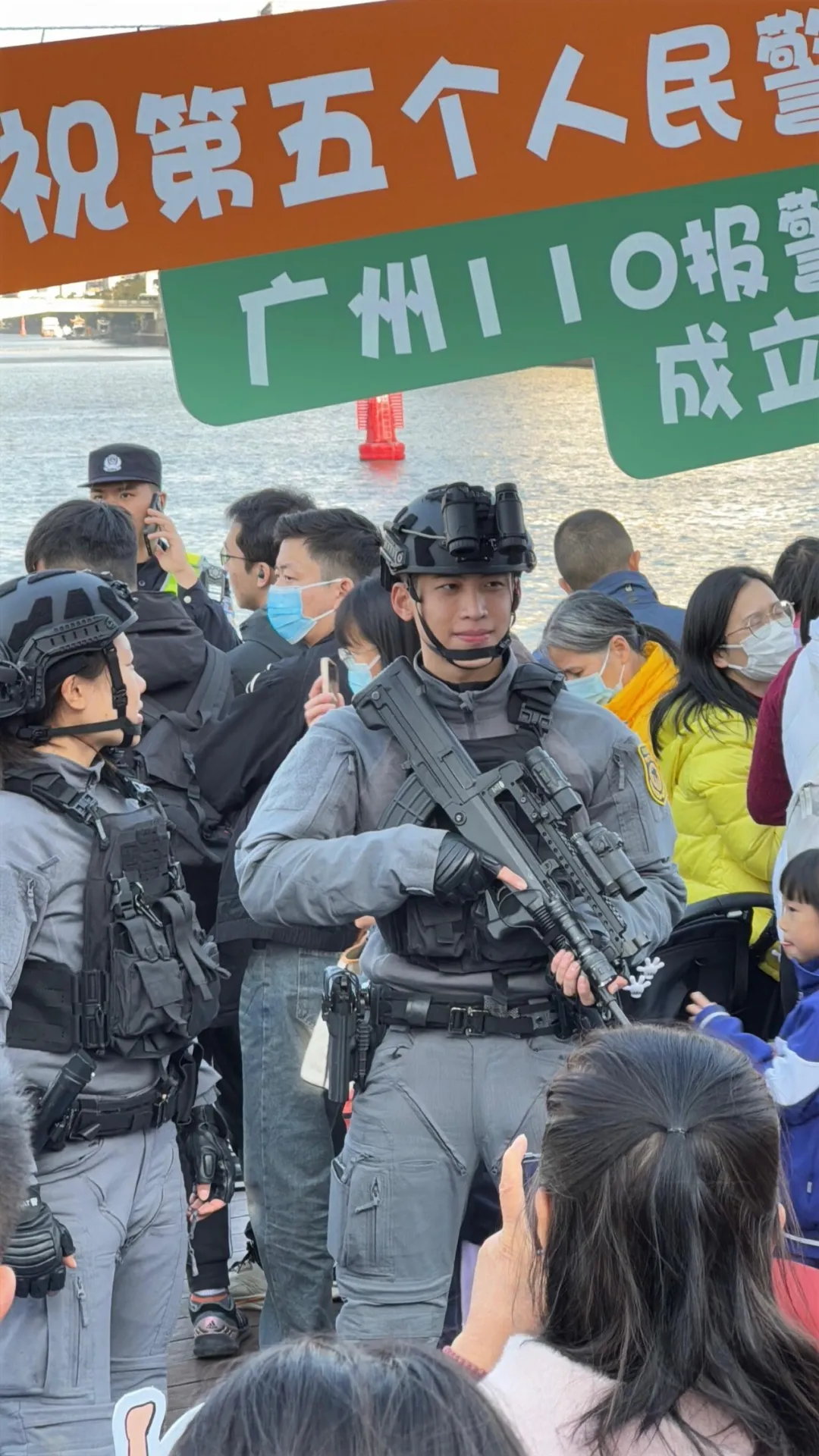 广州荔湾特警小哥火了！这也太太太帅了吧！